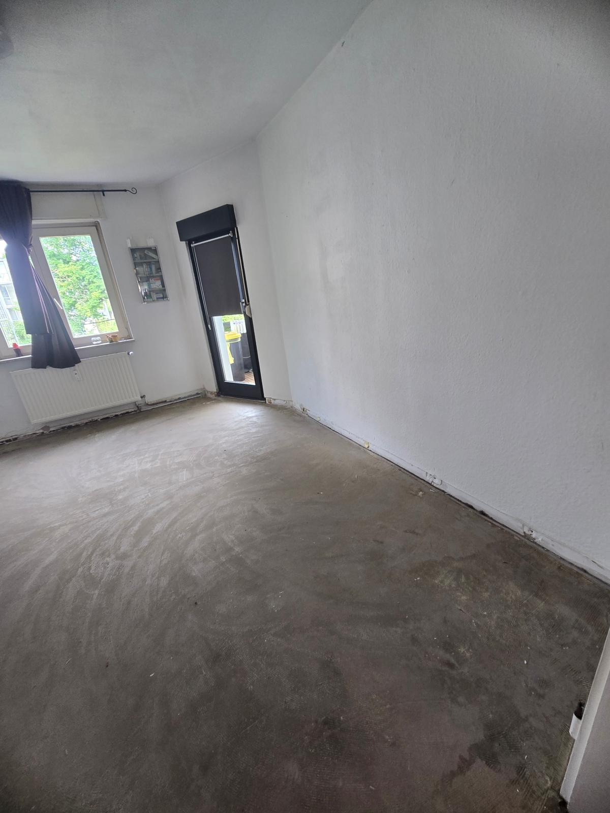 Zimmersanierung – Bodenrückbau & neuer Estrich – Nachher